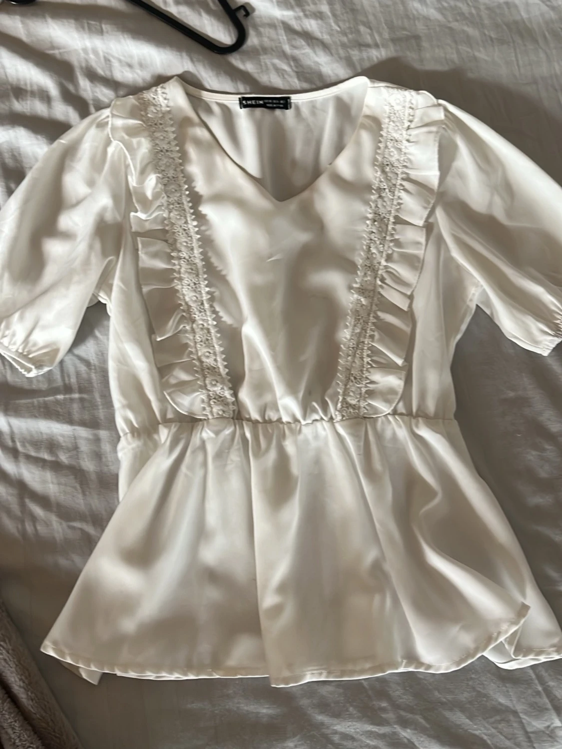 Vit blus med volang