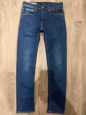 Replay Grover Hyperflex Jeans Mörkblå W29/L32 - Straight Fit - Replay Grover Hyperflex mörkblå jeans i straight fit passform som sitter rakare och bekvämt med normal midja och funkar till allt, storlek W29/L32, midja 38,5 cm, ytterbenslängd 104,5 cm, benöppning 16,5 cm, modellen är 185cm & väger 65kg, i fint skick.