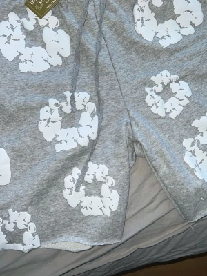 Demin tears shorts  - Säljer mina demin tears råkade köpa L istället för M men annars jätte fina och helt nya. Pris kan diskuteras vid snabb affär