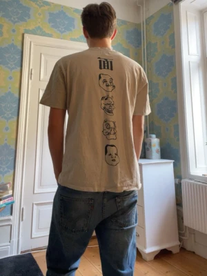 Vintage Edwin T-shirt - Edwin T-shirt. Inga skavanker. Modellen är 180cm 65kg och bär storlek S.  Fråga gärna frågor!