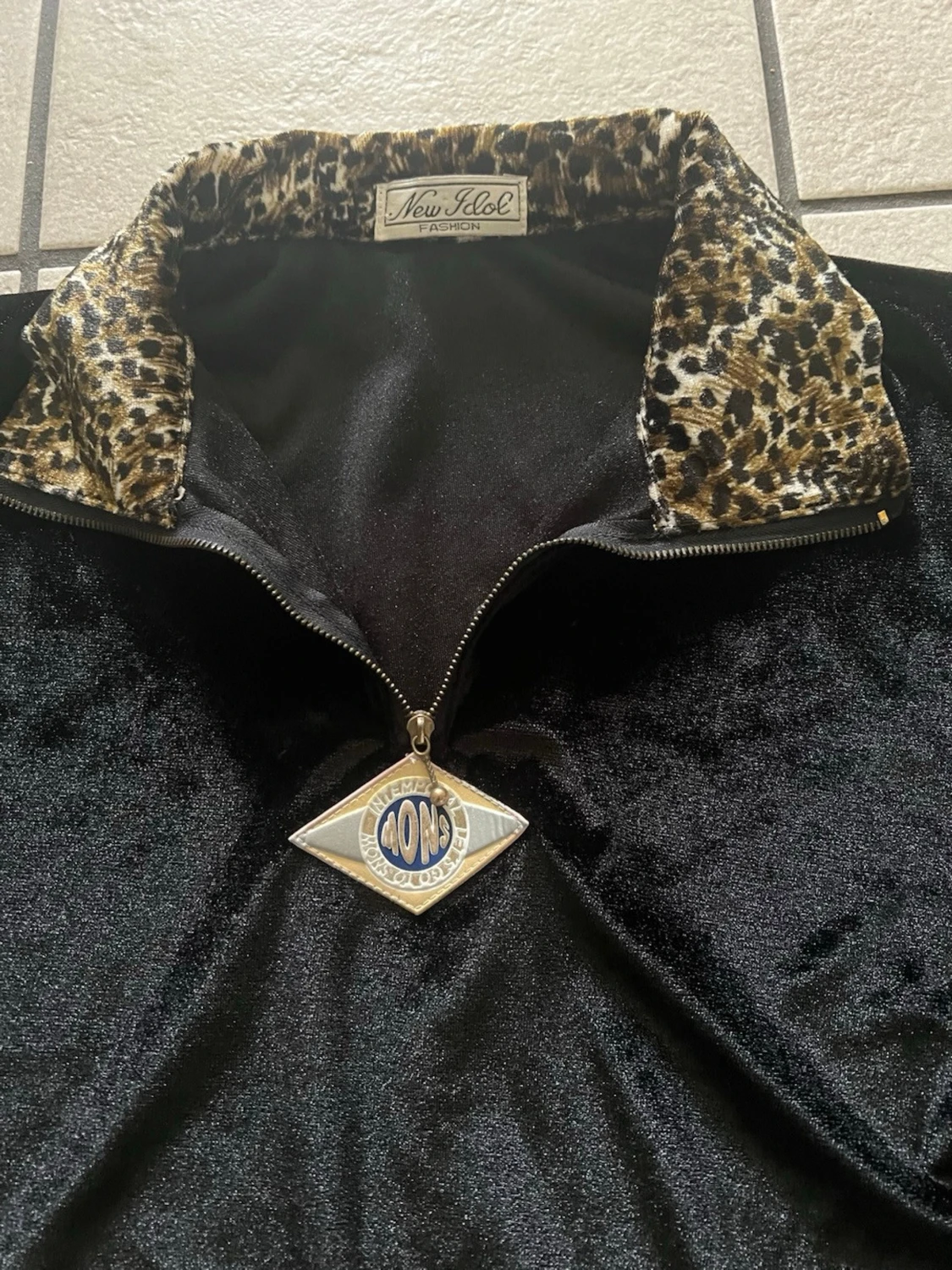 Svart tröja med leoparddetaljer New Idol storlek M/L - 1