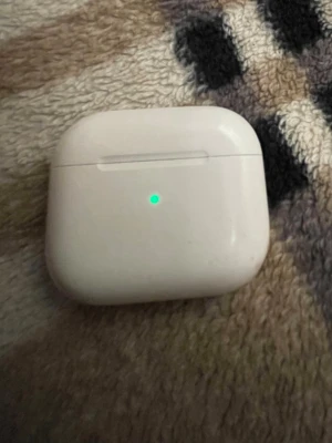 AirPods gen 3 - Säljer ett par vita Apple AirPods gen 3 med laddningsetui. Hörlurarna har en stilren och kompakt design med mjuka, rundade former . Laddningsetuiet har en LED-indikator på framsidan. Perfekt för musik, samtal och träning. Saknas en AirPod så du har bara vänstern