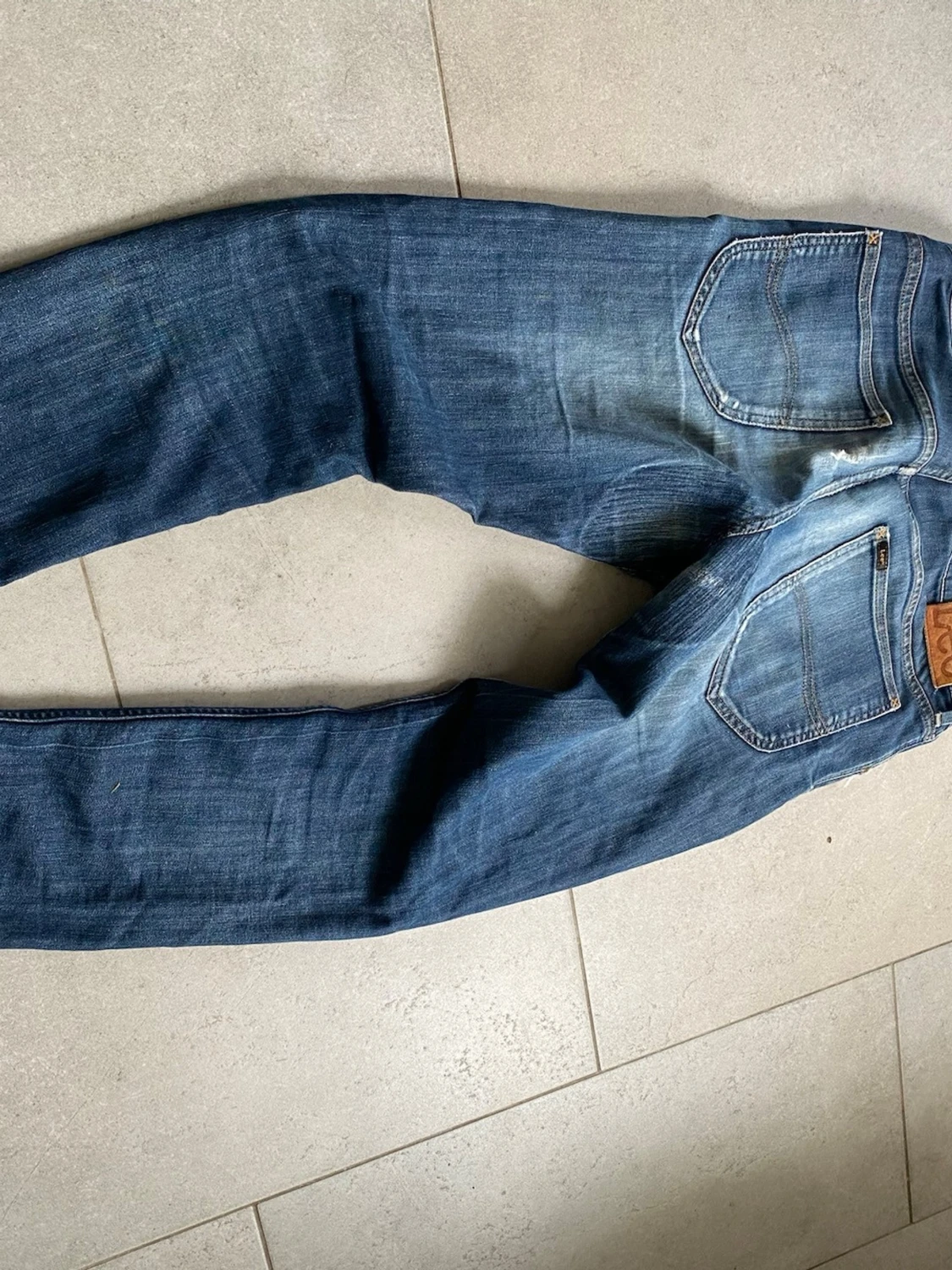 Blå slitna jeans från Lee - 3