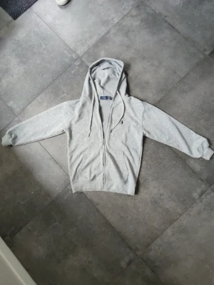 Ralph Lauren hoodie  - Ralph Lauren hoodie i grå färg, storlek Medium. Nytt skick med etikett kvar. Säljes då den inte passar mig. 