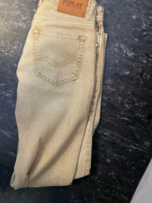 Beige jeans från Replay - Säljer mina oanvända byxor från replay. Köpte dem på rea men har aldrig haft på mig dem. Dem är väldigt fina och raka men smala 