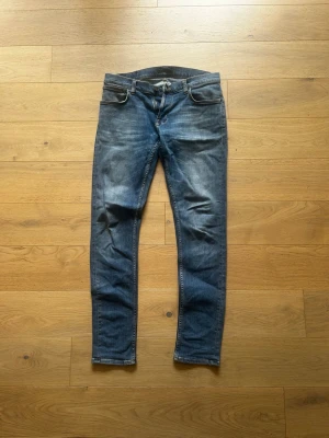 Nudie Jeans & co - Nudie Jeans i storlek 34/34, passar som bäst för dig som är 180+, galant skick, skriv vid funderingar.
