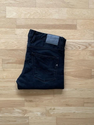 Replay Anbass - Replay jeans | Skick 9 | Nypris 1200kr mitt pris endast 449kr! | Storlek: W33 L32 | Priset är ej hugget i sten! 🪨| Hör av dig vid minsta fråga eller fundering!📩