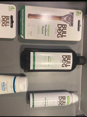 Bulldog groomingkit med rakning - Säljer ett komplett groomingkit från Bulldog med original bamboo razor, rakblad, duschgel, deodorant och sensitive face wash. Produkterna har stilren design i vitt, grönt och brunt och är tillverkade av plast och bambu. Perfekt för dig som vill ha en fräsch och enkel skönhetsrutin.