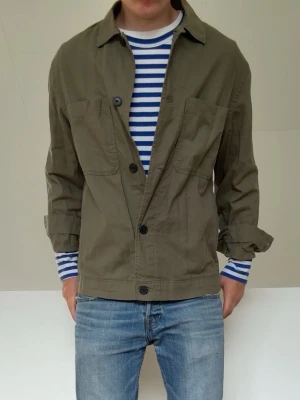 Olivgrön Overshirt - Olivgrön overshirt i strl M men sitter som en S! Bra skick utan nåra defekter och och hör gärna av er vid frågor elr funderingar!!