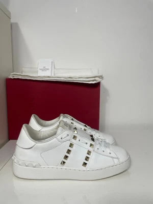 Valentino Rockstud Skor  - Säljer nu dessa Valentino Rockstud Skor med ett nypris på 7 700 kr!, skriv för fler bilder/frågor🙌🏼 