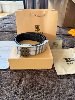 Burberry bälte  - Ett fint bälte, helt ny och perfekt till sommaren. Tveka inte att höra av dig vid intresse 