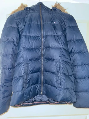 Tommy Hilfiger Jacka  - Tommy Hilfiger jacka i bra skick! Har används men inga tydliga tecken på defekter. 