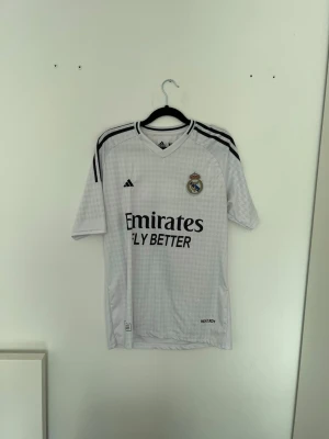 Real Madrid matchtröja Vini Jr. 7 - Real Madrid hemmatröja (Vinicius), tröjan är helt nytt och oanvänd. Den passar för Strolek L och M. 
