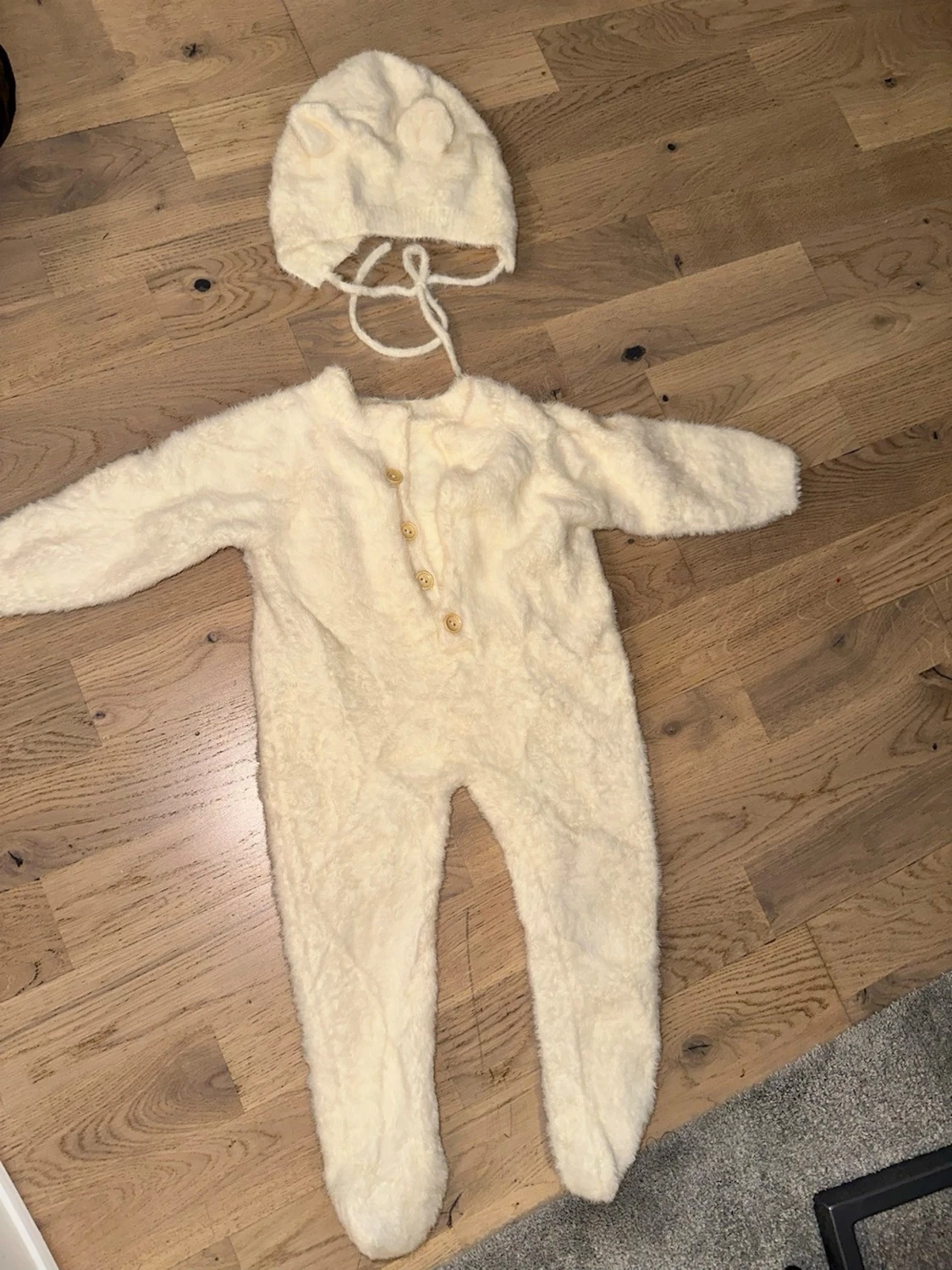 Krämvit fluffig body med mössa