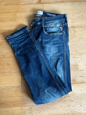 Replay Anbass Slim Fit Jeans - W34/L36 - Säljer ett par snygga blå jeans från Replay med klassisk femficksmodell. Jeansen har en smal passform. Perfekta för dig som gillar en avslappnad men trendig stil.