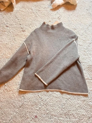 Beige stickad tröja med polokrage - Mysig beige stickad tröja med hög polokrage från Zara. Aldrig använd men inte i originalförpackning, storlek S❤️