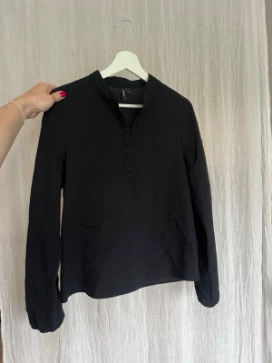 Svart blus, helt oanvänd!🌸 - Svart blus från Vero Moda, helt oanvänd!🌟passar xs/s