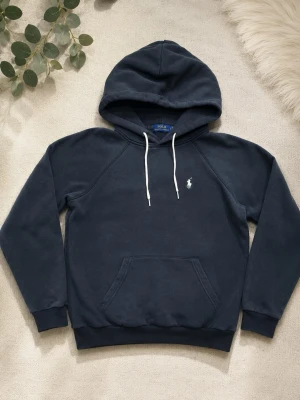 Mörkblå hoodie från Polo Ralph Lauren - Hej, säljer denna jätte snygga polo Ralph lauren i storlek S, jätte snabb leverans/ snabbaste leveransen du har fått 