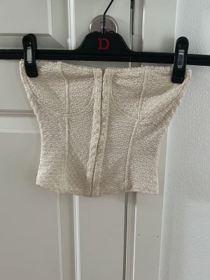 Beige spetskorsett H&M - En beige korsett topp som är alldeles för liten för mig och därmed inte kommer till användning, endast använd vid 1 tillfälle och har inga defekter🌸  Storlek XS (liten i storlek)
