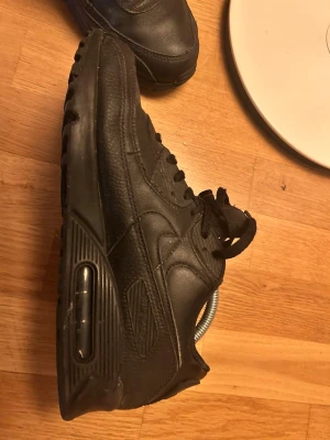 Svarta AirMax 90s - Ett par feta svarta AirMax 90s som tyvärr blivit för små. De är snålt använda och i bra skick. 