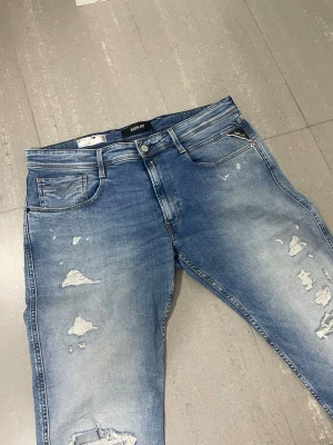 Replay Anbass Jeans  - Säljer nu dessa Replay Anbass Jeans med snygga slitningar i populär design, W34, skriv för fler bilder/frågor🙌🏼
