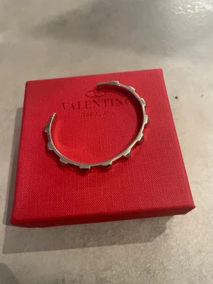Valentino armband !!! - Säljer mitt riktigt snygga valentino armband då jag är in need av pengar, de är extremt unik och boxen och den påsen följer med, snälla köp köp köp !!❤️❤️
