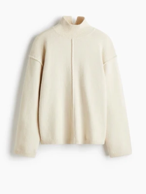 Stickad tröja med hög krage - En helt oanvänd stickad tröja från H&M. det är krämvit med hög krage. tröjan är i nyskick. skriv för föer bilder💕pris går att diskutera 