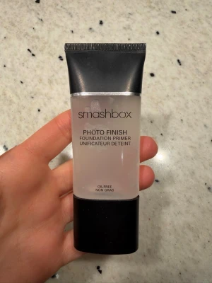 Smashbox Photo Finish Primer - Transparent primer från Smashbox i serien Photo Finish. Kommer i en smidig tub på 30 ml med svart lock och detaljer. Oljefri formula som ger en slät bas för foundation. Perfekt för att jämna ut huden innan smink. Använd vid fåtal tillfällen.