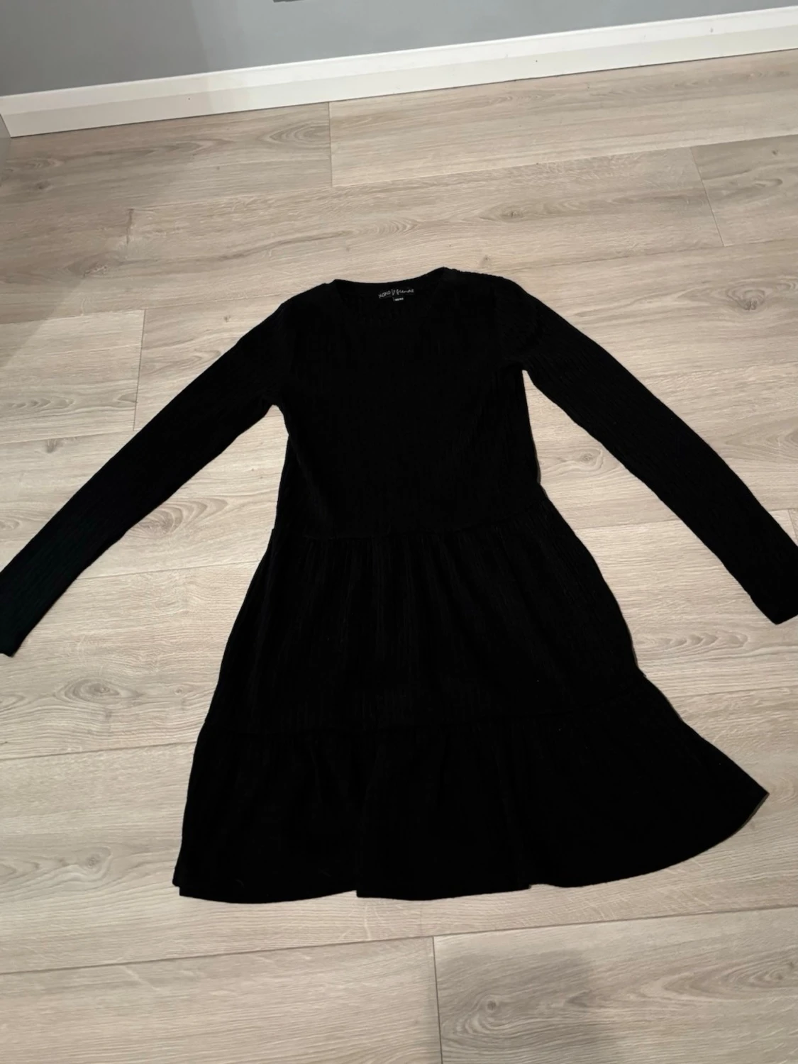 Svart ribbad långärmad klänning