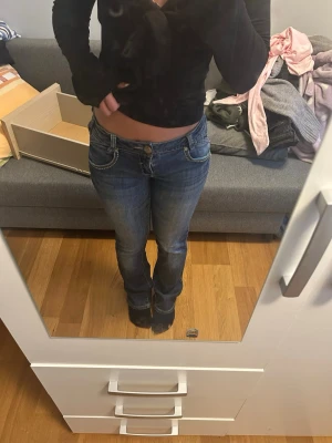 Blå bootcut jeans med låg midja - Säljer ett par blå bootcut jeans med låg midja. Pris kan diskuteras, skriv för fler bilder