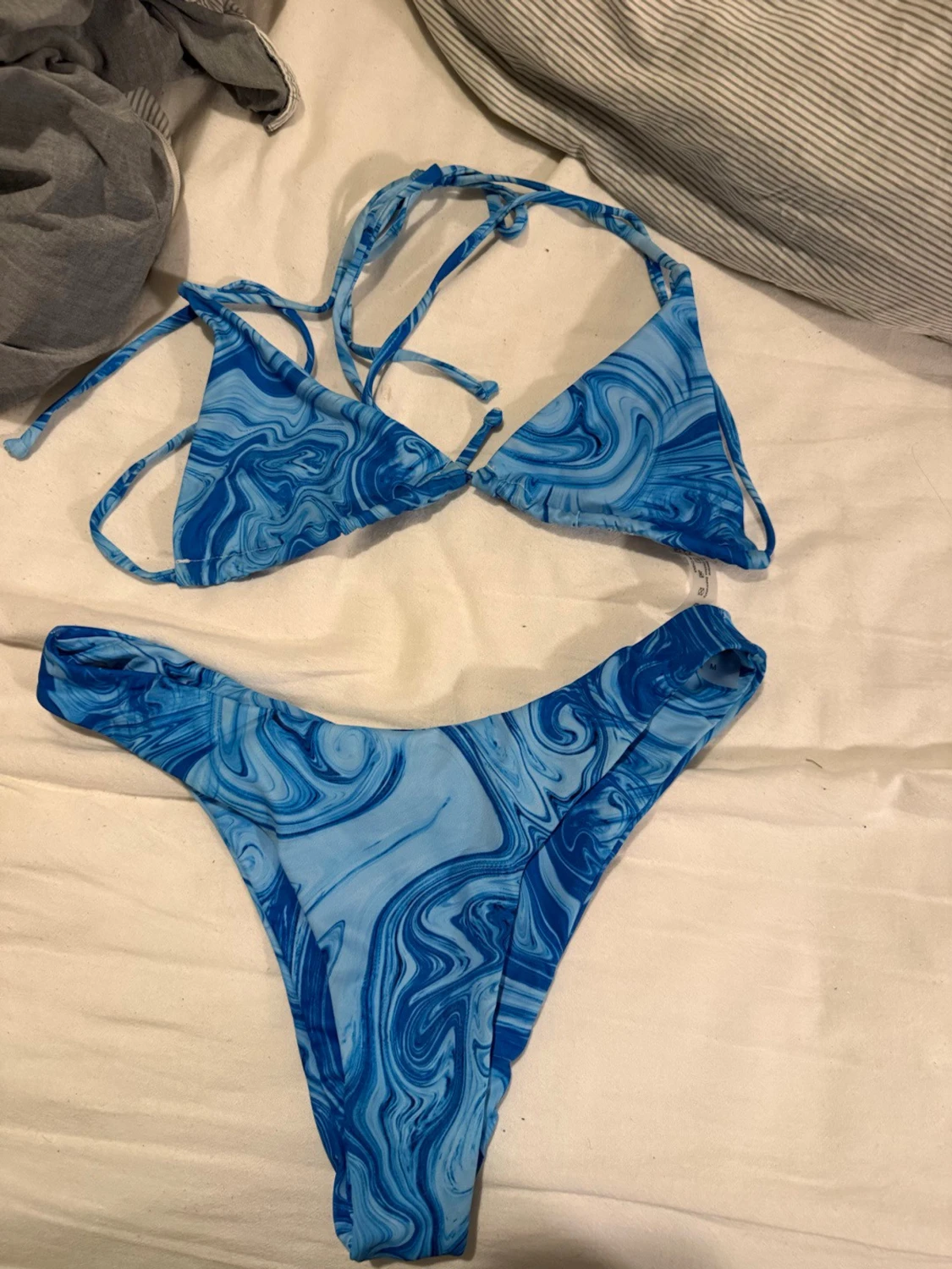 Blå mönstrad bikini med knyt