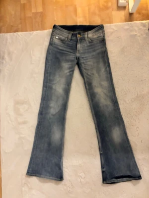 Lågmidjade bootcut jeans - Säljer mina cheap monday jeans från weekdqy, slutsålda! De är som nya, endast använda ca 2 ggr. Nypris 399kr. 25/32