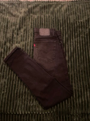 Levis jeans  - Säljer ett par feta jeans från Levis i storleken 30/32 i modellen 510 Dom är i super skick. Priset går att diskuteras 