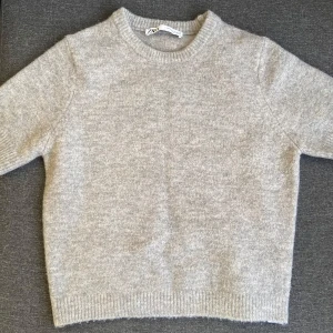 Stickad zara t-shirt - stickad kortärmad tröja från zara, använd med minimala noppor, nypris 329 kr 💗