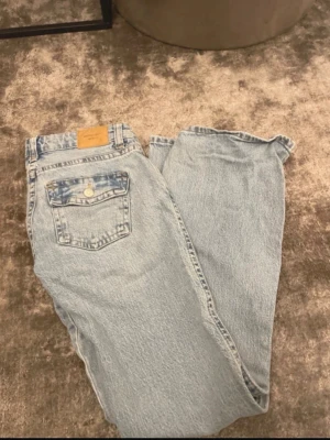 Ginatricot jeans - Jeans från gina med knappe på bakfickan. Använts 3 gånger, mycket bra skick, raka i längden. Är dock lite smutsiga där nere, men de går tvätta bort. Nypris 499. Storlek 32.
