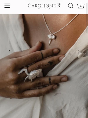 Shark Ring i silver från Carolinne B. - VÄRLDENS  snyggaste ring i silver från Carolinne B. formad som en haj som slingrar sig runt fingret. Ringen är super detaljerad och verkligen unik! Helt i nyskick från 2025 men säljer pga aldrig kommit till användning dessvärre🙏🏼 Orginal asken finns ej kvar med ersätts med en ask från Marianilsdotter, inga defekter och nyputsad🤍🤗 Nypris 2300, men pris kan diskuteras vid snabbt köp.