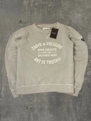 Zadig & Voltaire tröja - En extremt snygg grå tröja från Zadig & Voltaire ! Storlek S och är i ungefär nyskick! Tröjan passar till allt och sitter extremt bra!                                  Vi finns här för att svara på alla dina frågor! Dessutom så är priset ej hugget i sten vid snabb affär! Mvh saint!