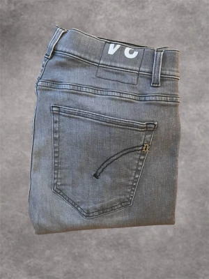 Dondup jeans Ljusgrå - Feta dondup jeans! Storlek: W34 L30 (Längd: 94cm). (Midjemått: 41cm) Ljusgrå. Modellen är 180cm och väger ca 60kg. Nyskick. 