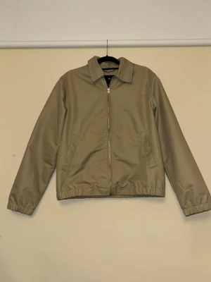 Beige zipjacka med krage - Stilren beige overshirt/Jacka ifrån h&m  med dragkedja. Knappar använd.