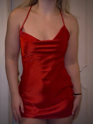 Paket 3 st klänningar XS/S  - 3 stycken klänningar, säljes förmånligt i paket (finns enskilda annonser för varje klänning med mer info). Alla är i väldigt bra skick. Mer info om varje klänning:  1. Svart, kort, tight klänning med polokrage och liten slits på ena benet. Ifrån Nelly, storlek XS. Använd 2 gånger.  2. Kort, röd satinklänning ASOS, använd 1 gång, storlek 36. Tunna axelband med knytning i rygg.  3. Oanvänd kornblå klänning NA-KD, lapparna sitter fortfarande kvar, storlek 34. 