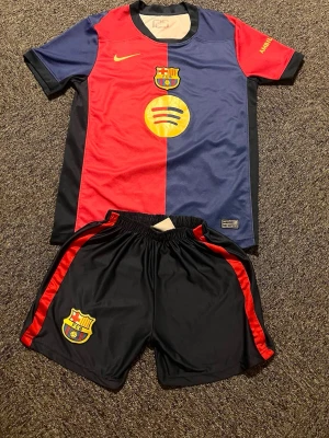 Lamine Yamal Fotbollströja + Shorts (Storlek S) -  Lamine Yamal Fotbollströja + Shorts (Storlek S) ⚽️  ✨ Säljer en snygg Lamine Yamal tröja med matchande shorts i storlek S! 🤩 Perfekt för fans!  ✅ Bra skick: Välvårdad och redo att bäras. Inga defekter! 👌  🔥 Unik: Missa inte chansen att äga denna coola tröja! 💯  📦 Snabb leverans: Skickas snabbt och säkert! 🚀  💬 Frågor? Tveka inte att fråga! 😊  #LamineYamal #Fotbollströja #FCBarcelona #Samlarobjekt #Sportmode #Fotbollsfan #Vinted #Säljes #Fynda #Tröja