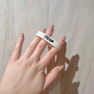 Nytt THEOZ armband i vitt & svart - Ett THEOZ armband i vit och svart design. Armbandet är helt nytt och oanvänt och har endast förvarats i en liten låda. Köptes för nypris 100kr inkl frakt direkt från hemsidan. Perfekt för dig som gillar Theoz eller bara vill ge i present till någon som tycker om Theoz. FÖRST TILL KVARN!