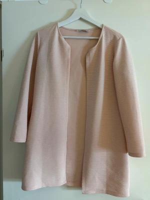 Ljusrosa öppen kofta i ribbad trikå - Säljer en stilren ljusrosa kofta i ribbad trikå med öppen framsida och långa ärmar. Säljer då den inte används 💗