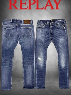 Blå Replay jeans med slitningar - Modell jondrill  Storlek 34/32 men sitter som 31/30 Slim fit passform  Skriv om ni har frågor eller om priset inte passar Riktigt snygga slitningar Stretchigt material så jeansen är sköna 9/10 skick  Mått: Midja 40cm Längd  95cm Benöppning 15cm Lår 22,5cm