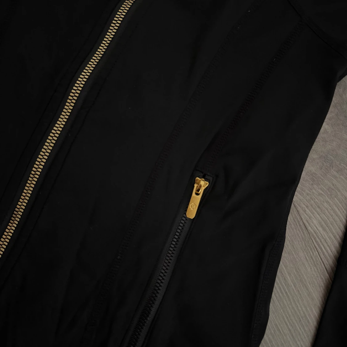 Svart vindjacka med gulddragkedjor - 1