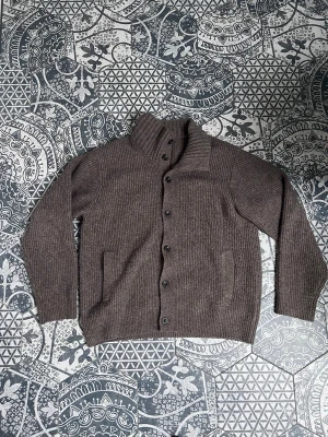 Uniqlo - Cardigan stickad - Skön brun stickad cardigan från Uniqlo! | Mycket fint skick! | Längd: 67 cm Bredd: 55 cm | Perfekt nu till våren dessutom! | Vid frågor eller funderingar finns jag i DM! 📩Mvh CVB Closet