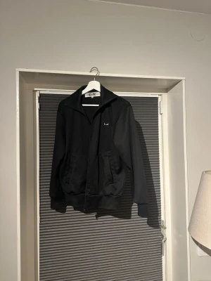 CDG zip - CDG zip står storlek M men sitter som S. Hör av er vid frågor👍