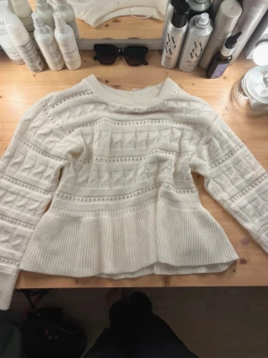 Vit stickad tröja med volang och detaljer  - Vit långärmad stickad tröja med volang och detaljer från gina young i storlek 158/164