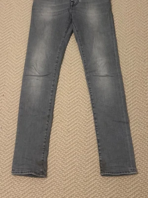 Gråa slim jeans med slitningar - Säljer ett par gråa Jacob Cohen jeans i strlk 28.       Modell= bard slim fit.                 Nästan nyskick.   Nypris=5000+.   