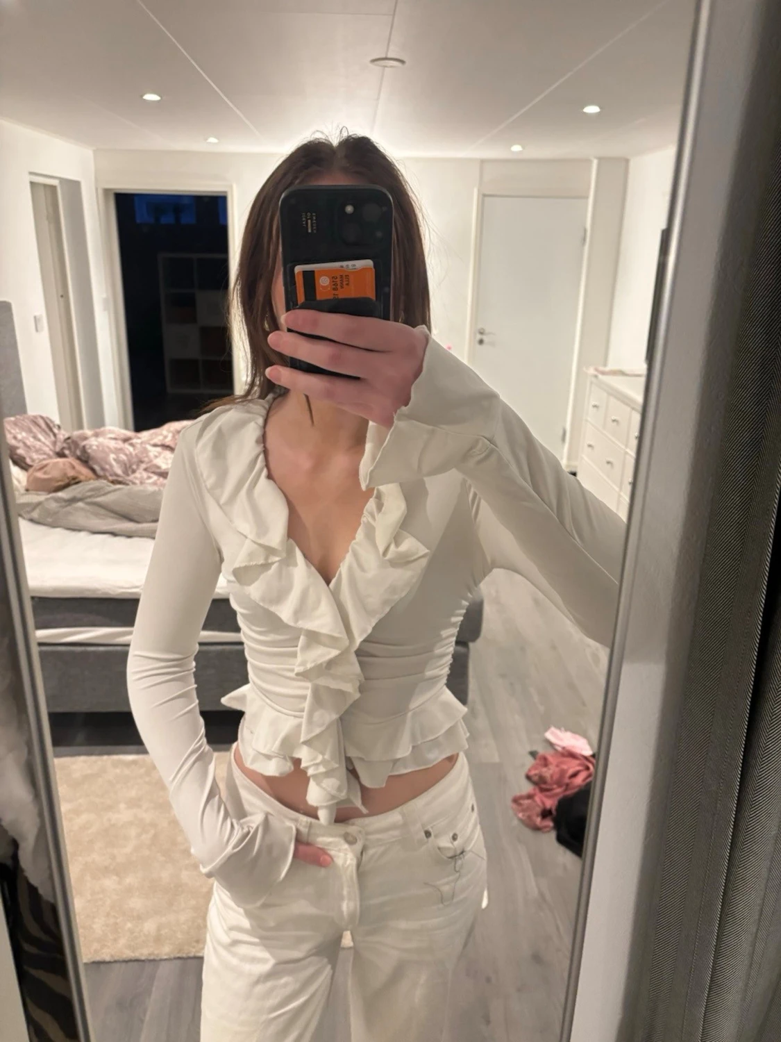 Vit volangblus med djup urringning